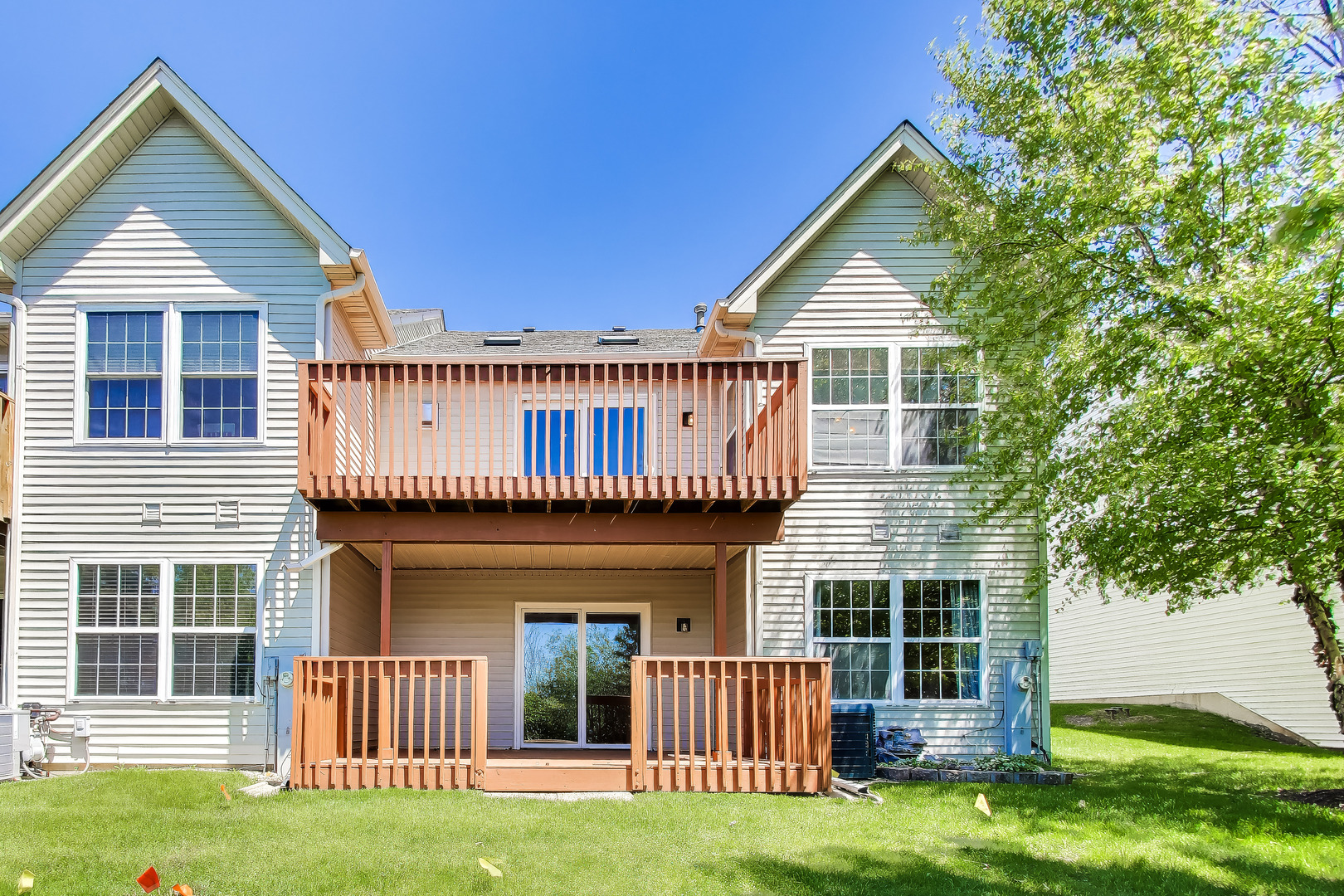 934 Viewpoint Drive, Lake In The Hills, IL 60156