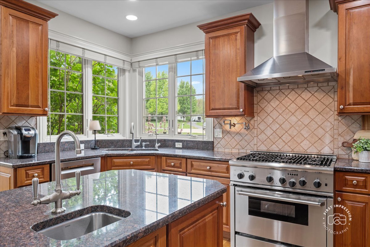 38W535 RED BAY Court, St. Charles, IL 60175
