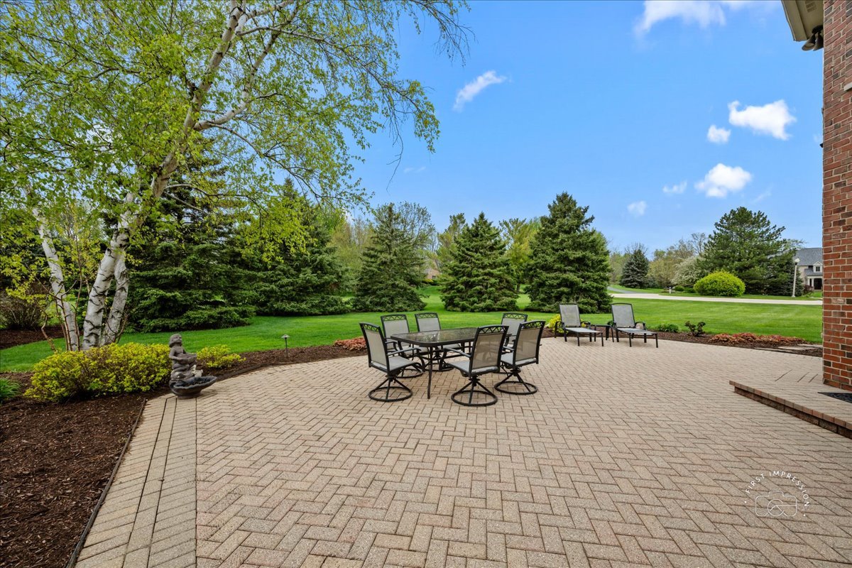 38W535 RED BAY Court, St. Charles, IL 60175
