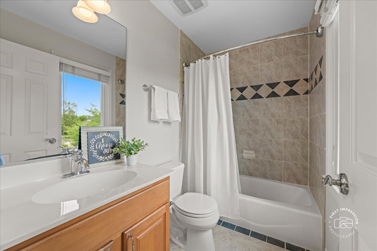 38W535 RED BAY Court, St. Charles, IL 60175