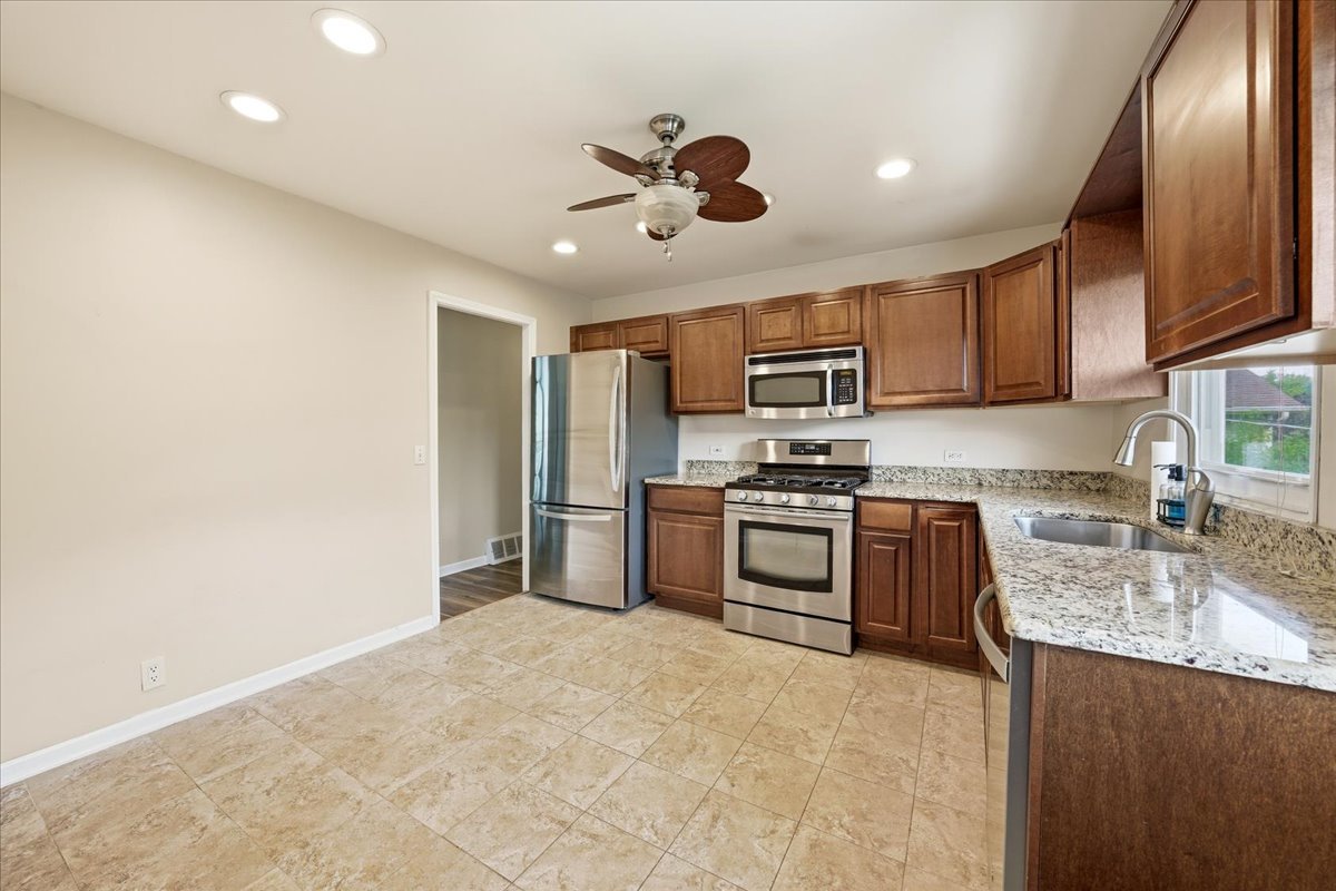 315 S Park Boulevard, Streamwood, IL 60107