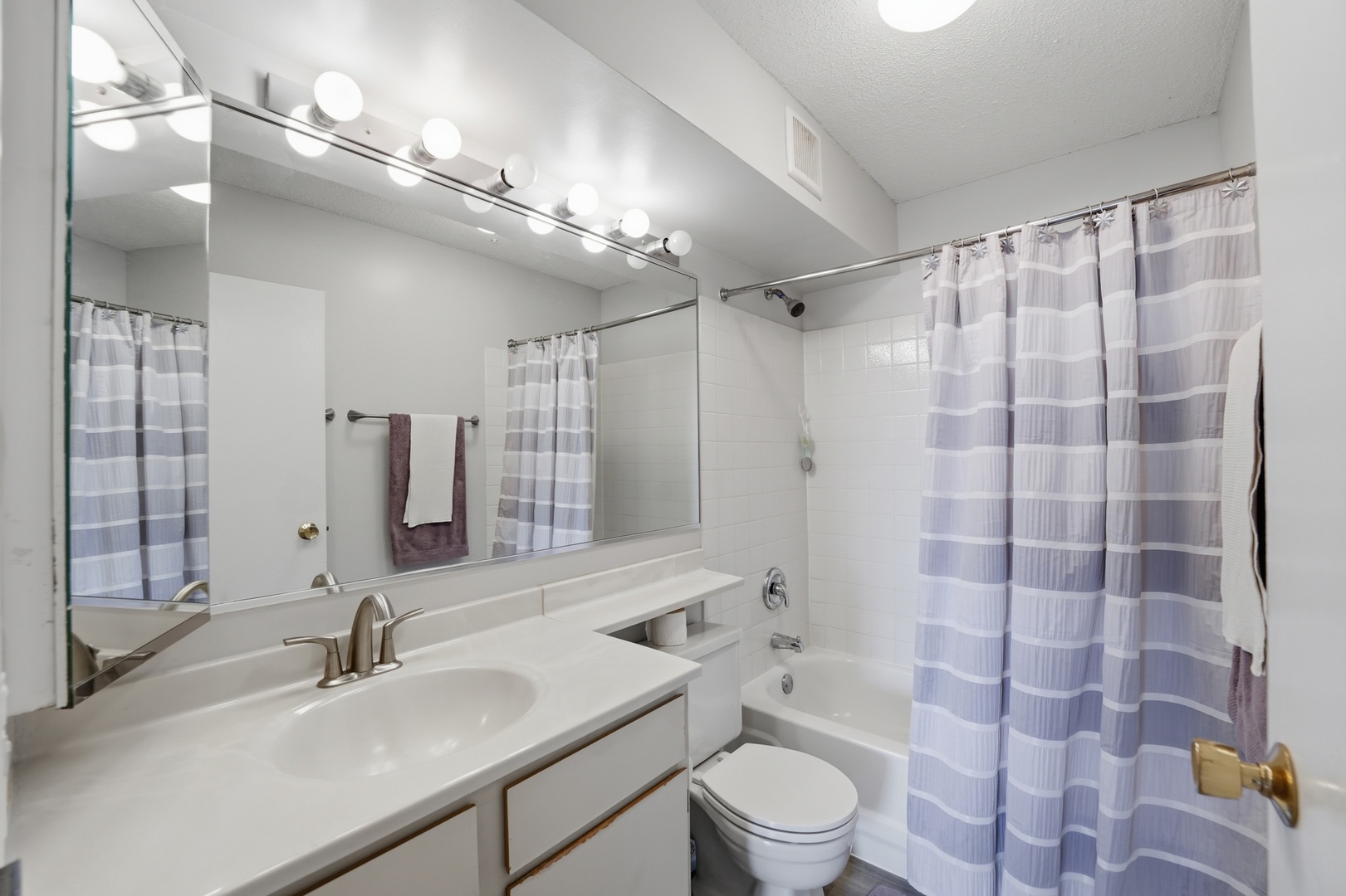1800 Huntington Boulevard #AE607, Hoffman Estates, IL 60169