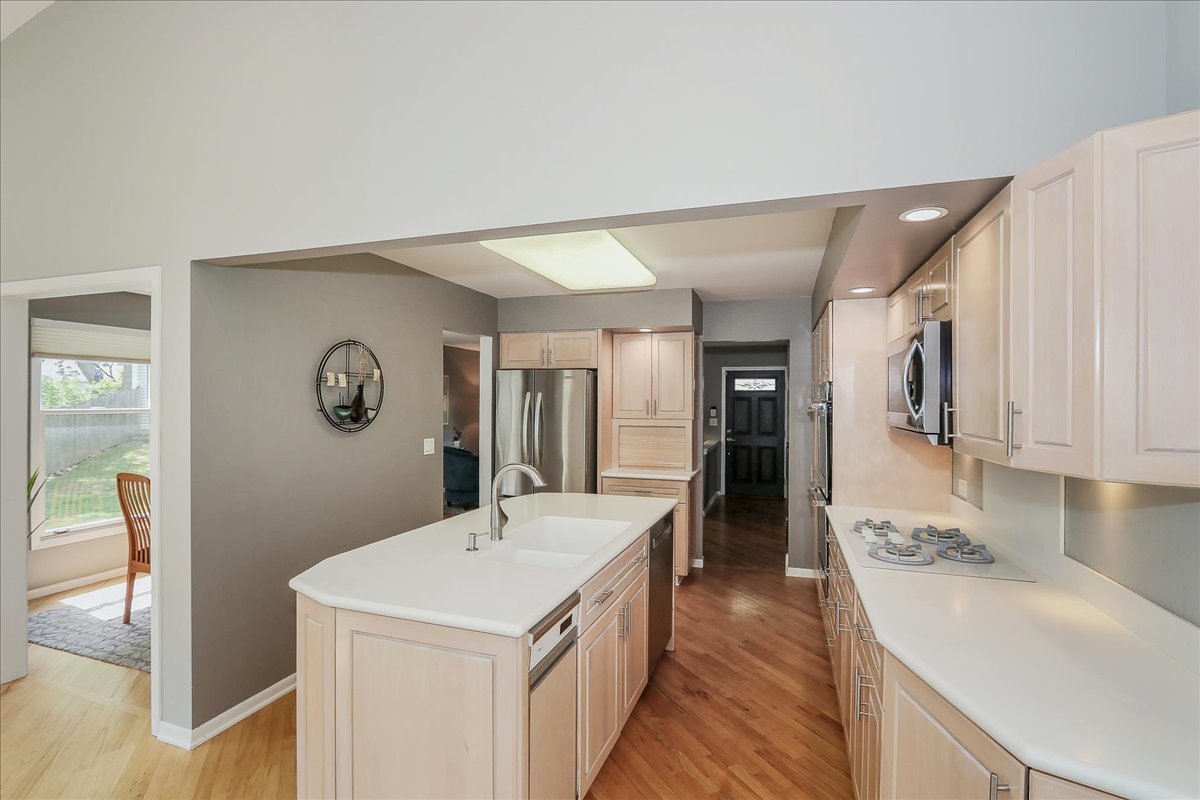 818 Indigo Court, Lake Zurich, IL 60047