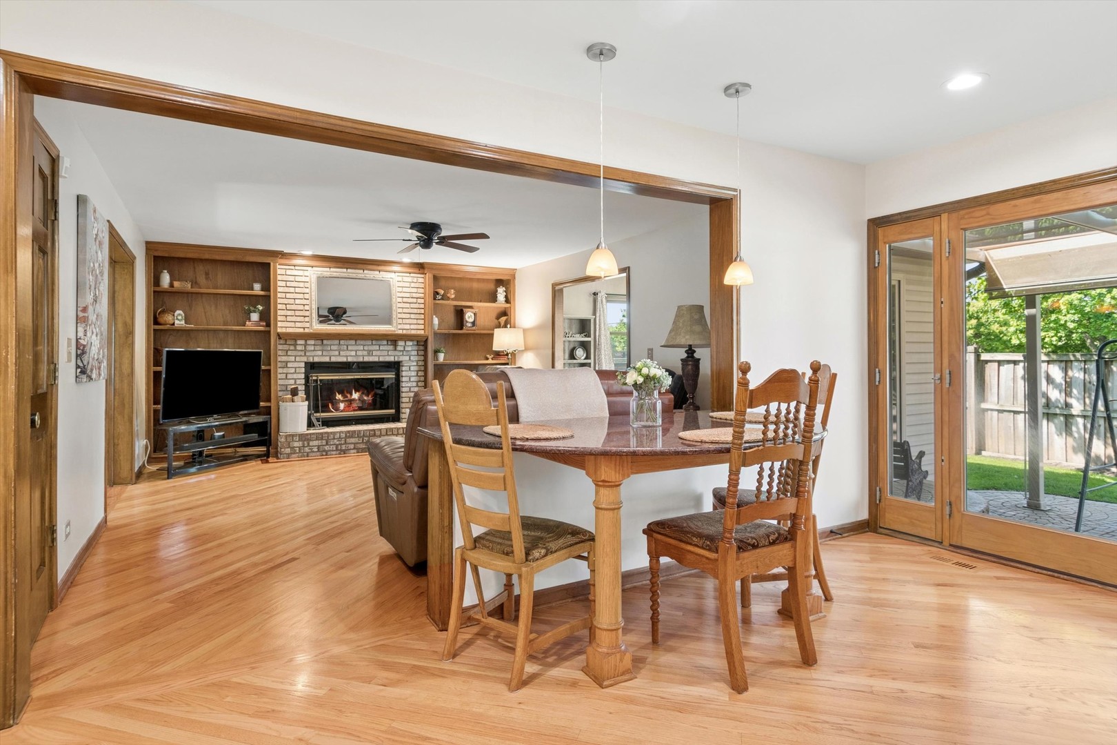 2001 Lakeview Court, Naperville, IL 60565