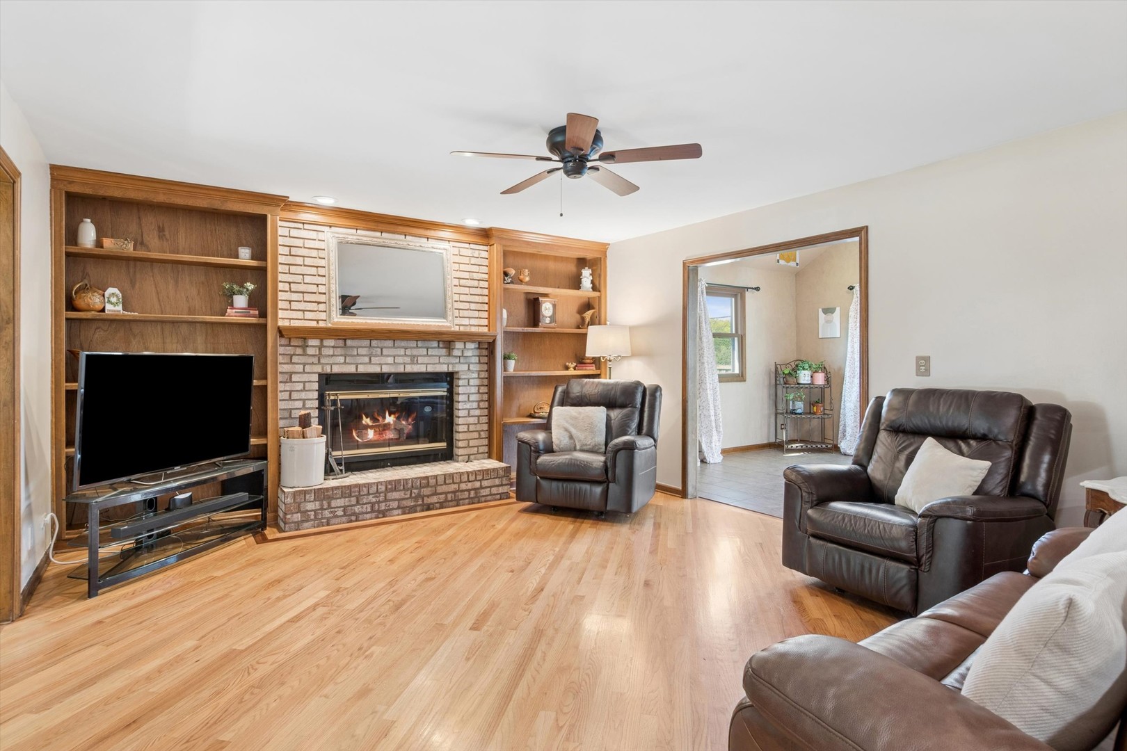 2001 Lakeview Court, Naperville, IL 60565