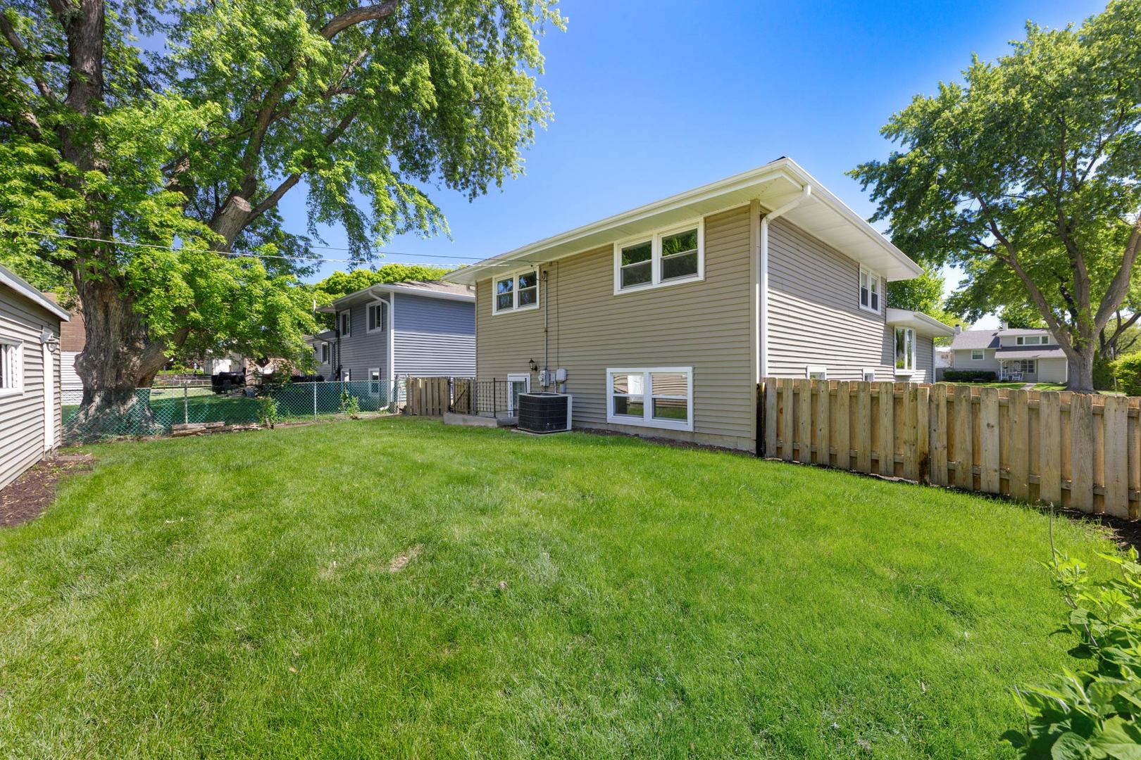 1403 E Lowden Avenue, Wheaton, IL 60189