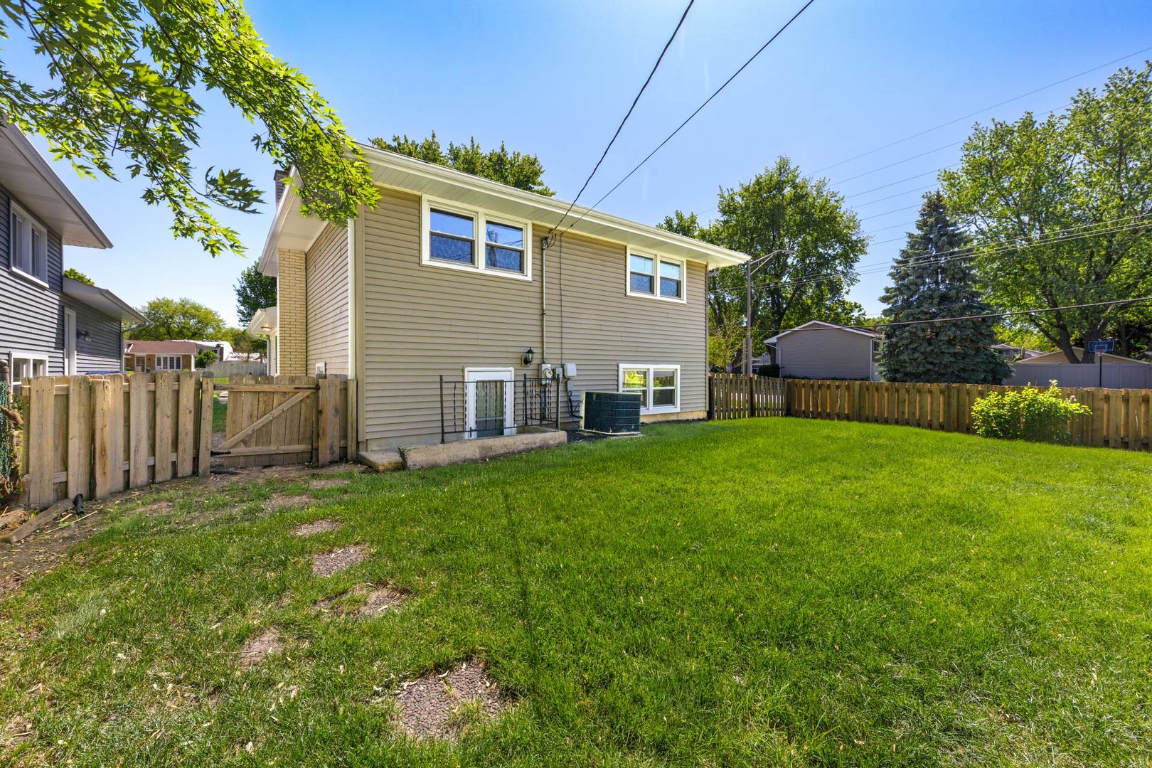 1403 E Lowden Avenue, Wheaton, IL 60189