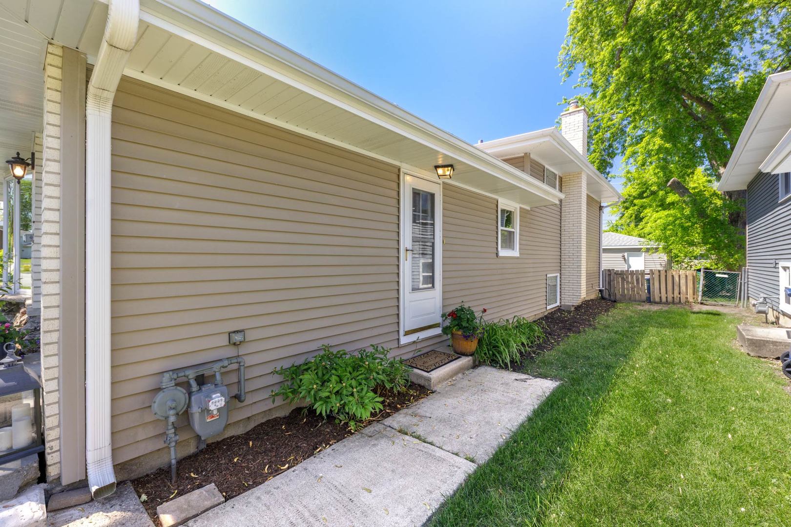 1403 E Lowden Avenue, Wheaton, IL 60189