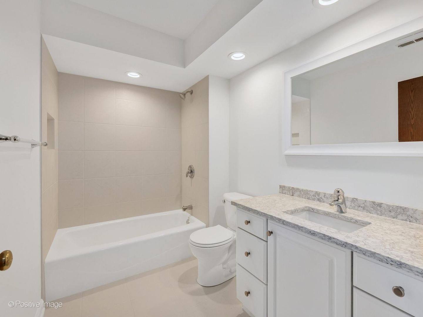 375 W Woodworth Place, Roselle, IL 60172