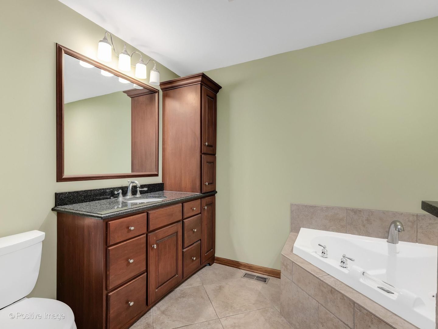 375 W Woodworth Place, Roselle, IL 60172