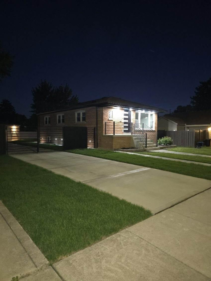 5733 W 83rd Place, Burbank, IL 60459