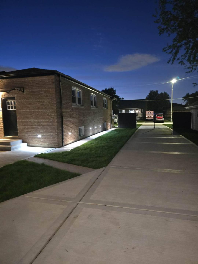 5733 W 83rd Place, Burbank, IL 60459