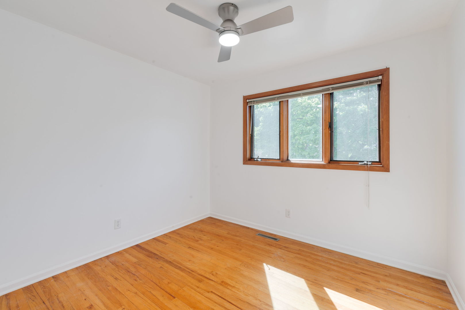 945 Nottingham Lane, Crystal Lake, IL 60014