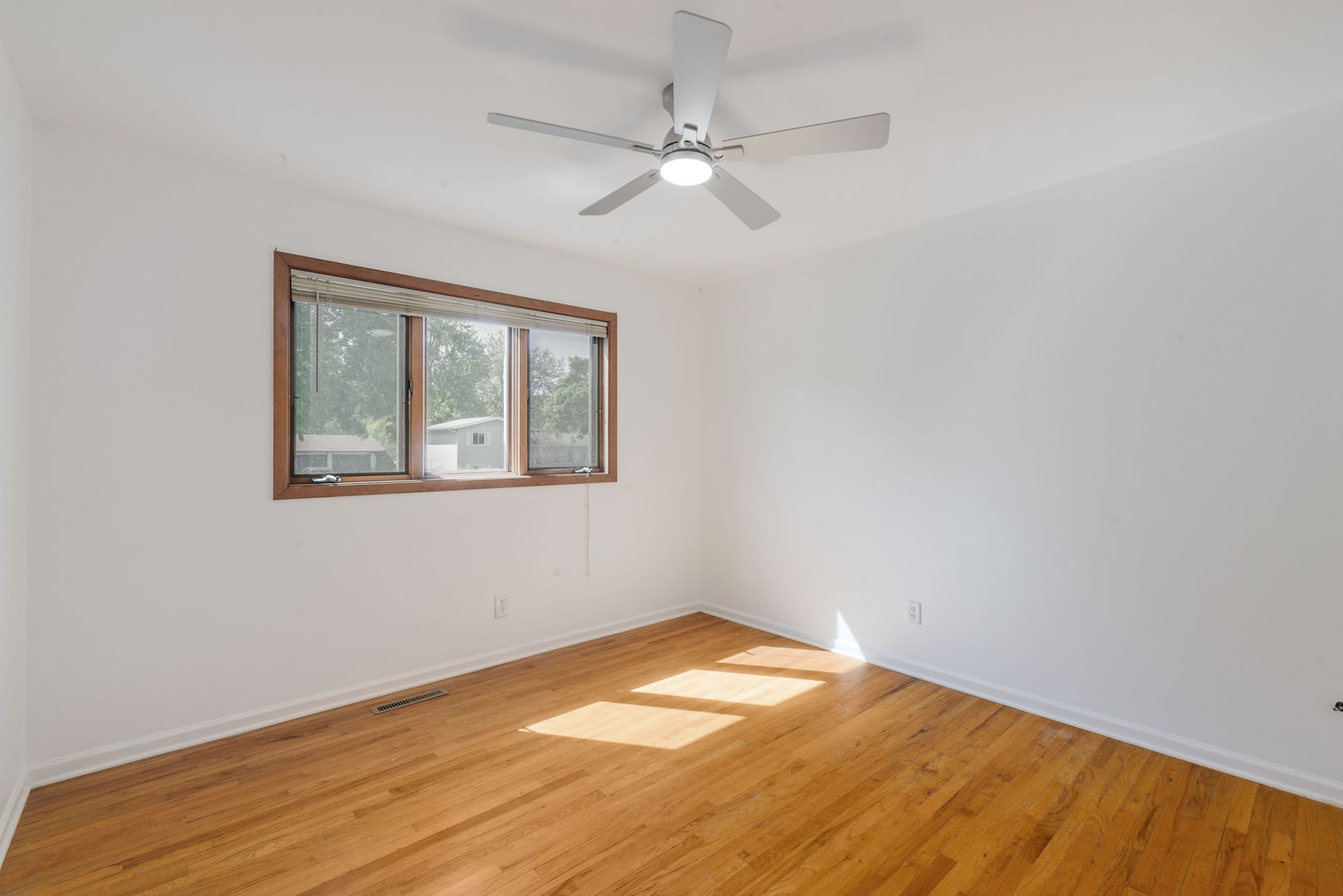 945 Nottingham Lane, Crystal Lake, IL 60014