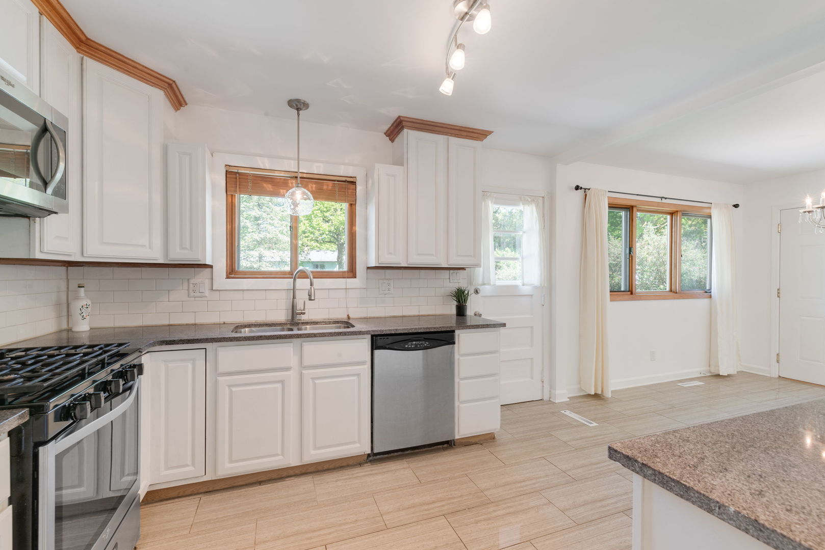 945 Nottingham Lane, Crystal Lake, IL 60014
