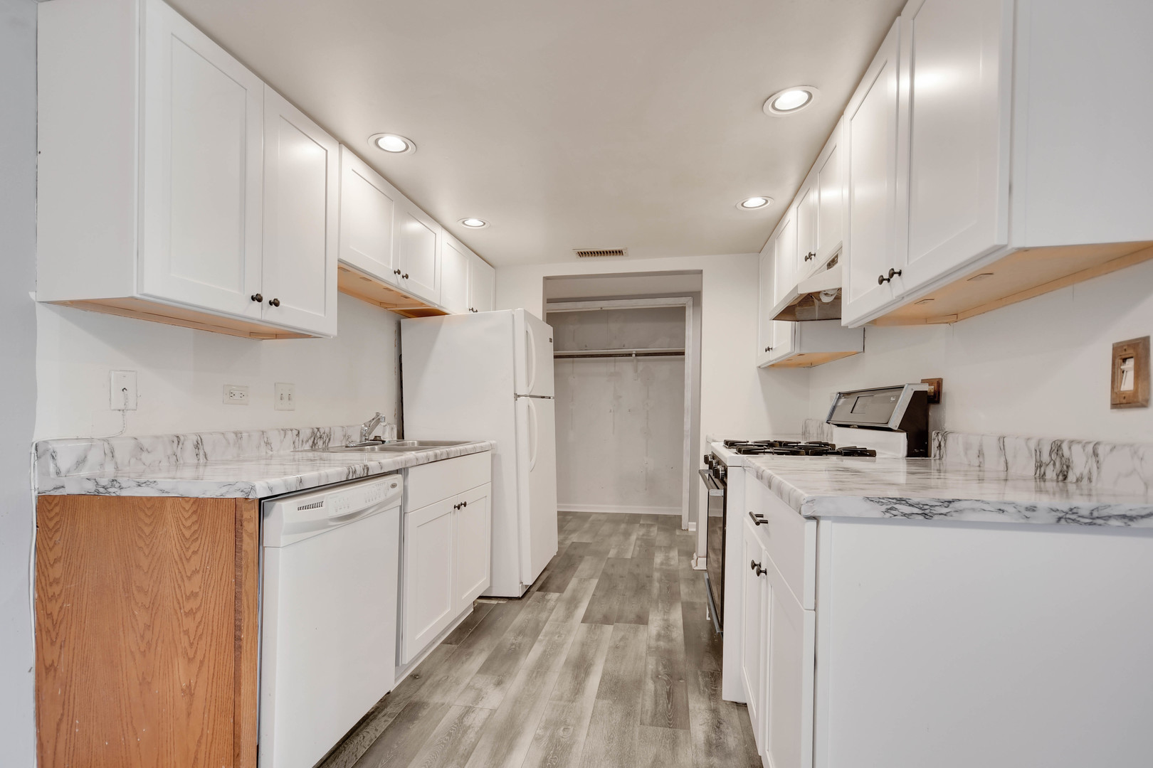 3A KINGERY QUARTER #103, Willowbrook, IL 60527
