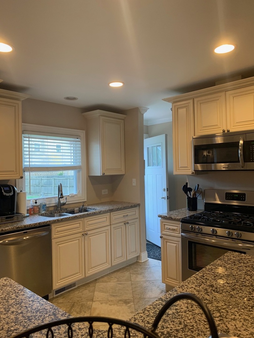 916 Lilac Lane, Naperville, IL 60540