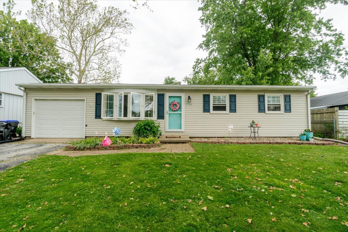 1714 Lawndale Way, Bloomington, IL 61704
