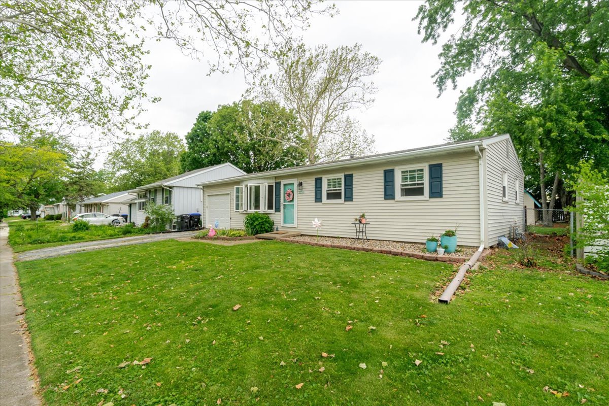 1714 Lawndale Way, Bloomington, IL 61704