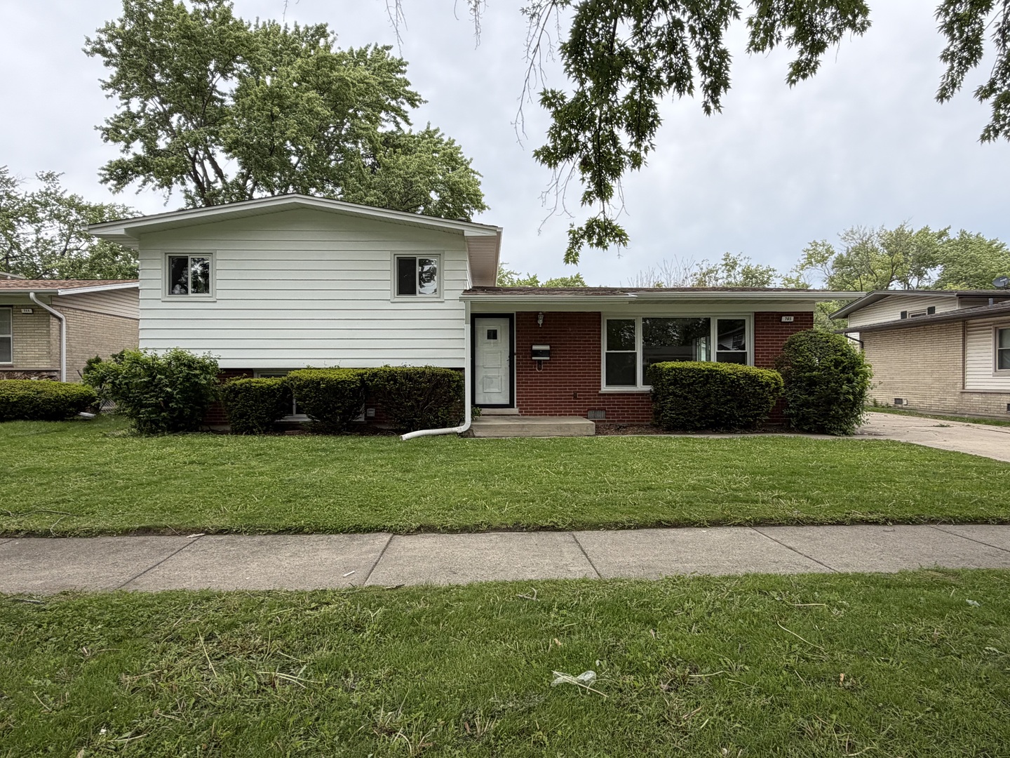 705 W Fitzhenry Court, Glenwood, IL 60425