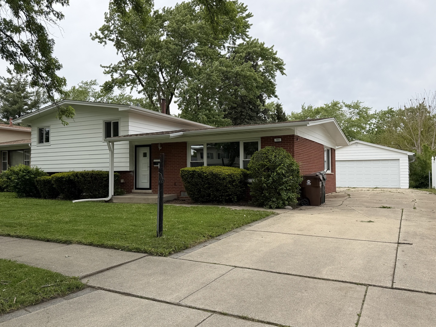 705 W Fitzhenry Court, Glenwood, IL 60425