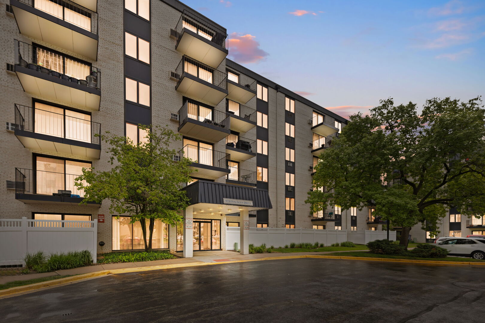 9731 N FOX GLEN Drive #4C, Niles, IL 60714