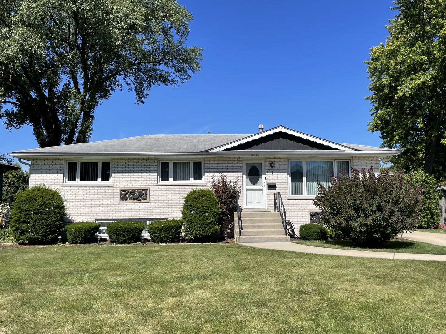 10228 S 80th Court, Palos Hills, IL 60465