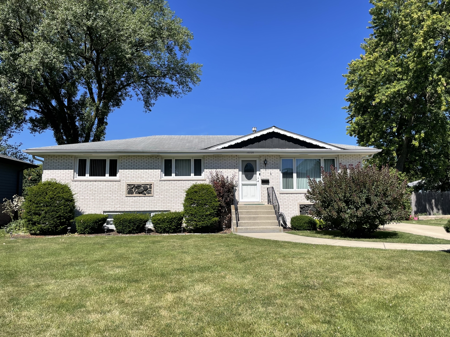10228 S 80th Court, Palos Hills, IL 60465