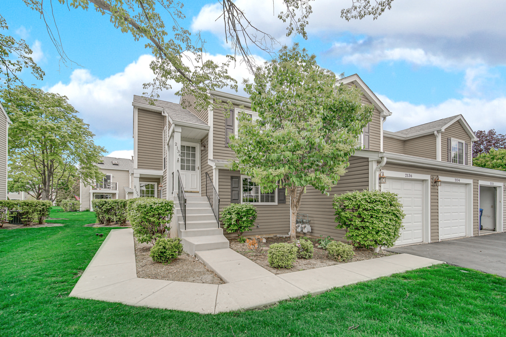 2136 Southwind Circle, Schaumburg, IL 60194