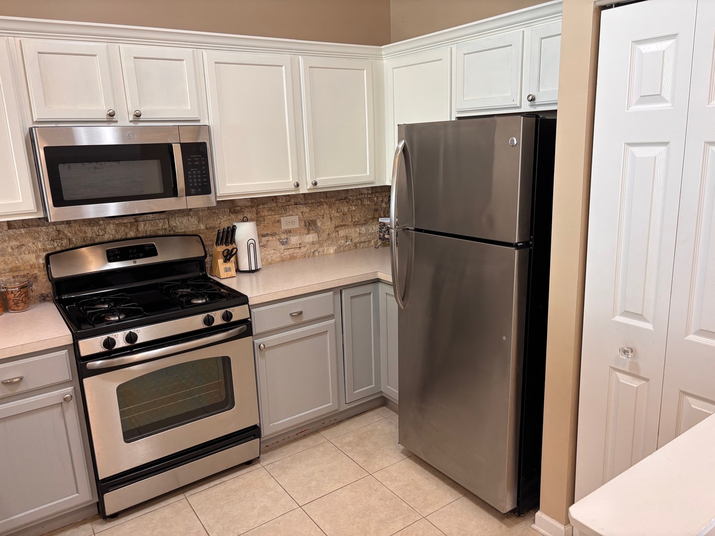 3142 Falling Waters Lane #3142, Lindenhurst, IL 60046