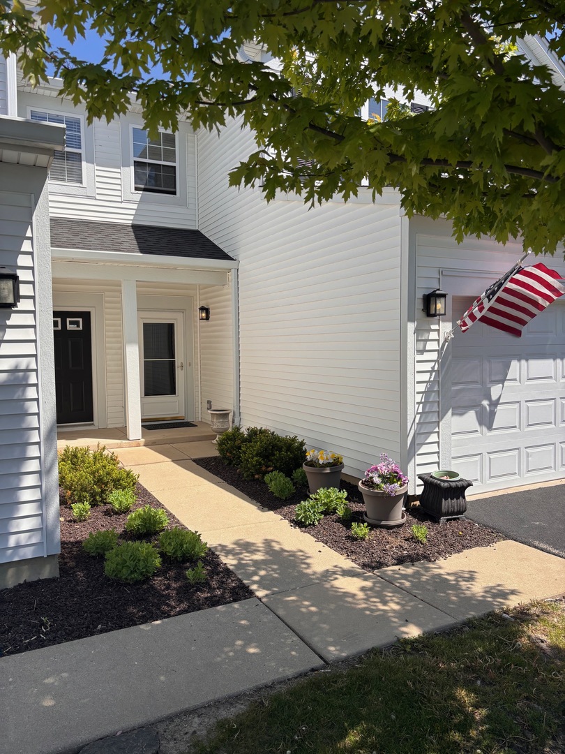 3142 Falling Waters Lane #3142, Lindenhurst, IL 60046