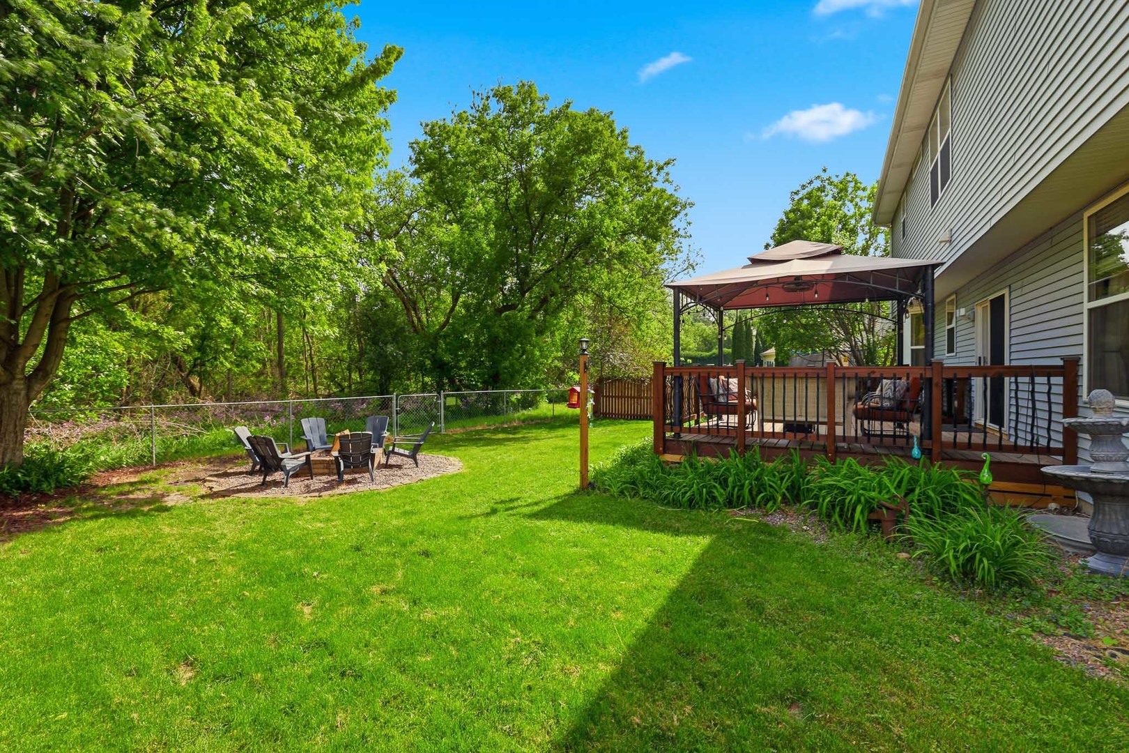 400 Willow Road, Lakemoor, IL 60051