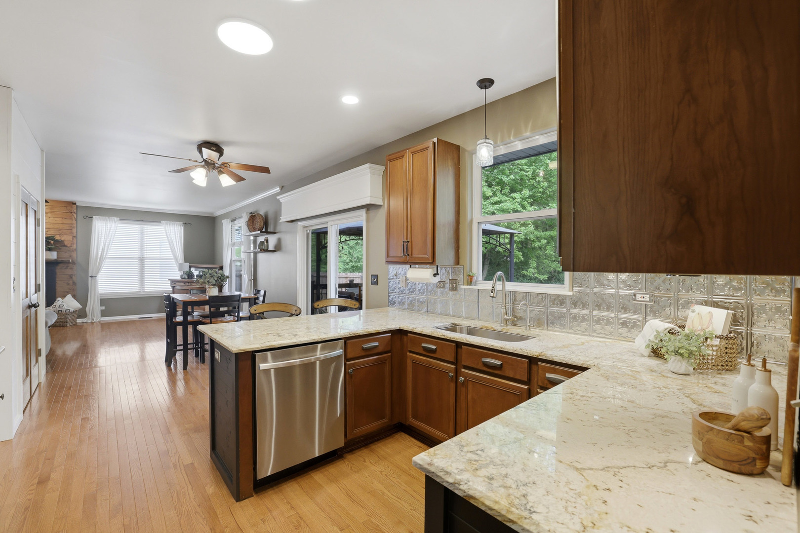400 Willow Road, Lakemoor, IL 60051