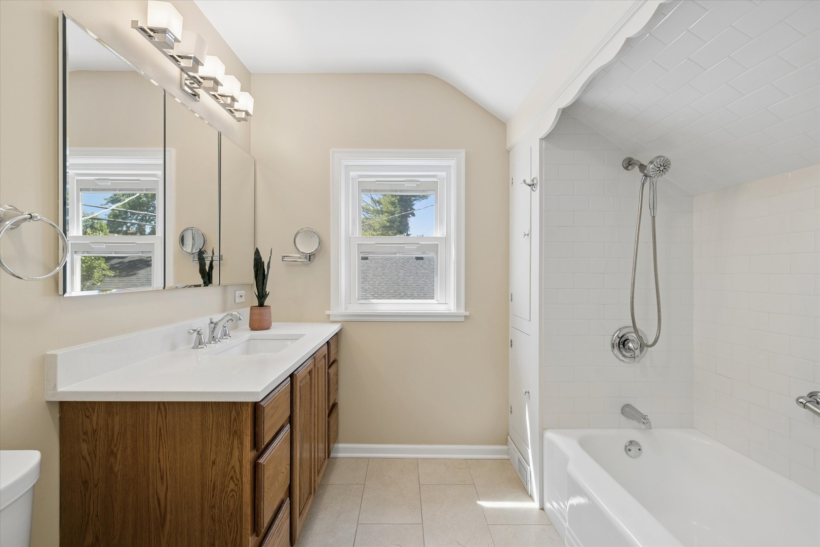 946 Walter Avenue, Des Plaines, IL 60016