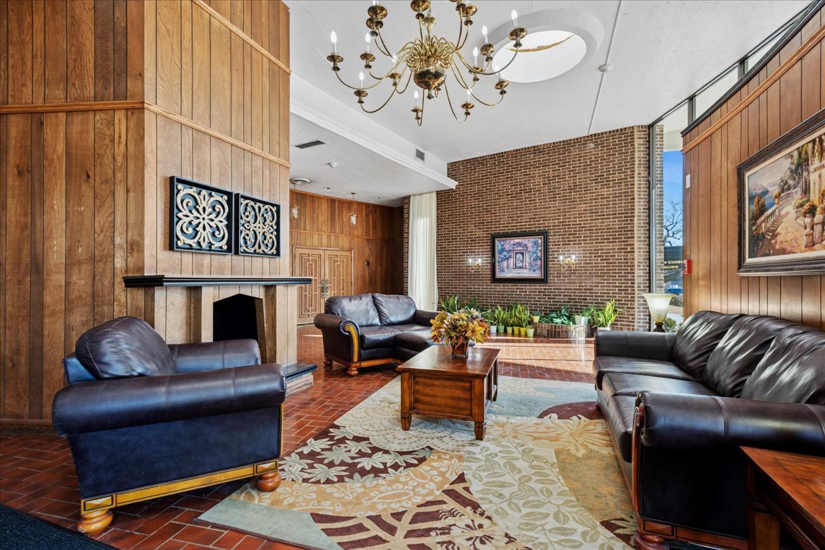 40 N Tower Road #8F, Oak Brook, IL 60523
