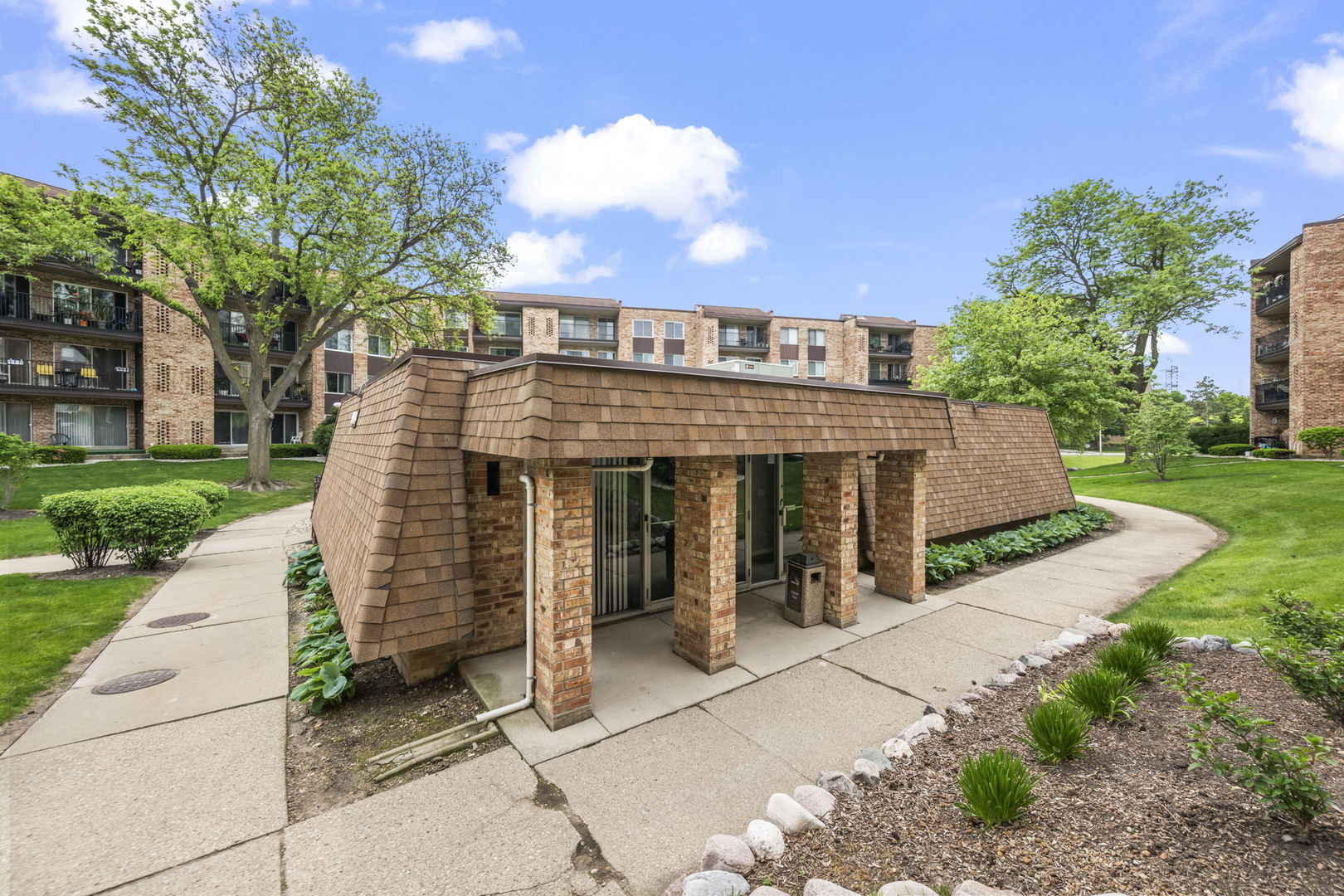 1103 S Hunt Club Drive #126, Mount Prospect, IL 60056