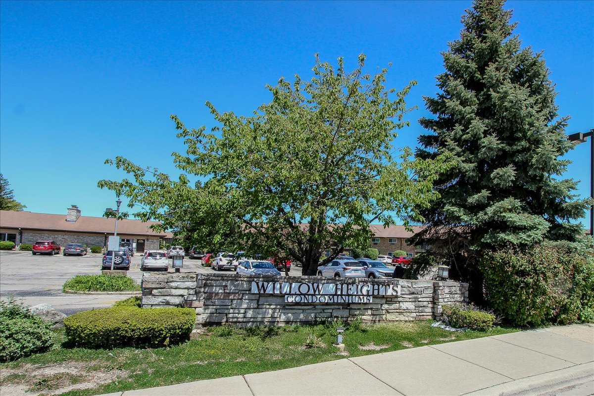 834 E Old Willow Road #209, Prospect Heights, IL 60070