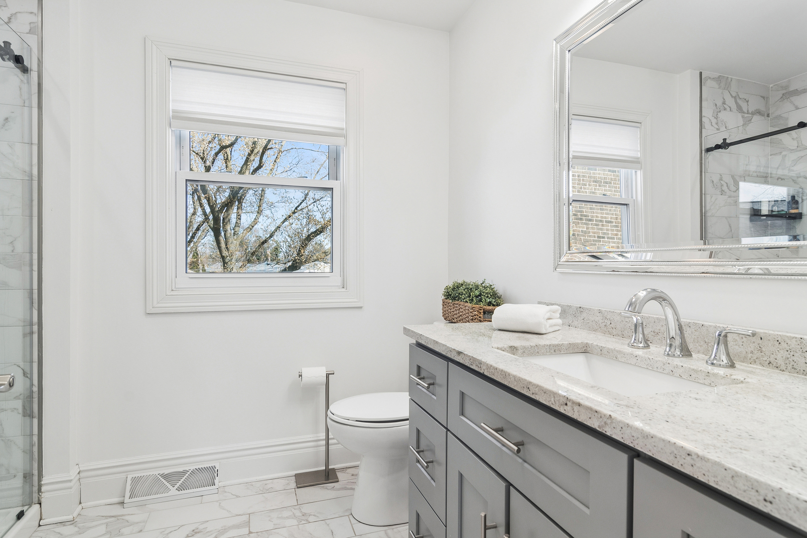 1653 N Douglas Avenue, Arlington Heights, IL 60004