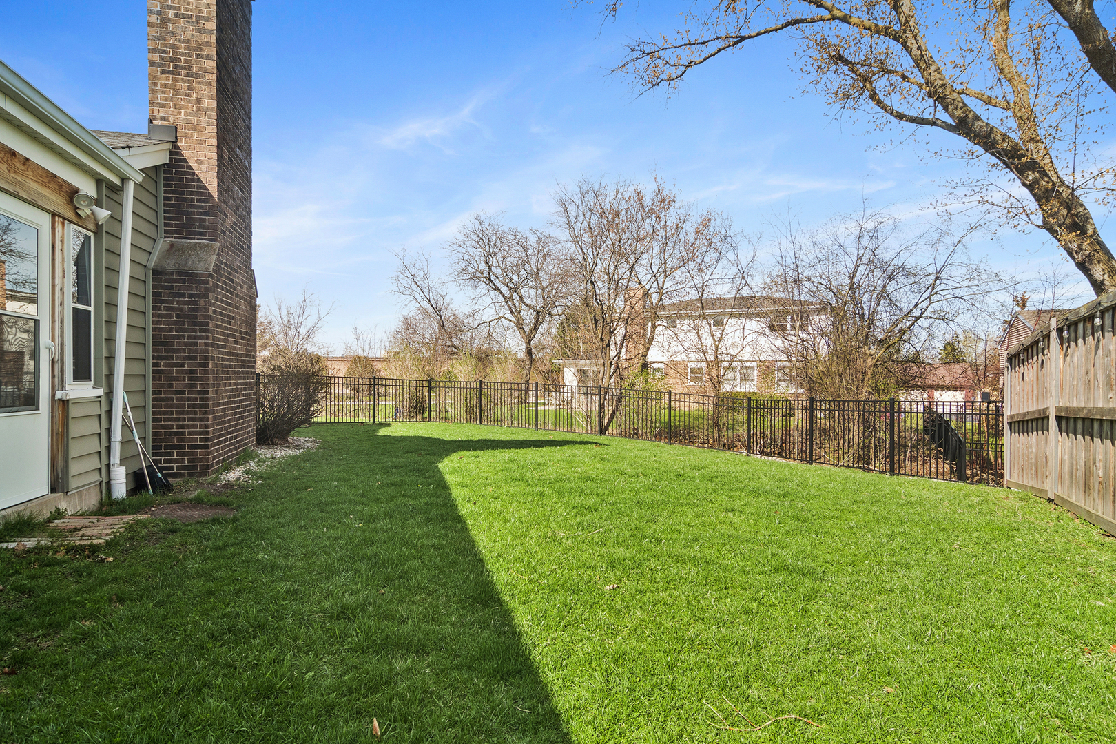 1653 N Douglas Avenue, Arlington Heights, IL 60004