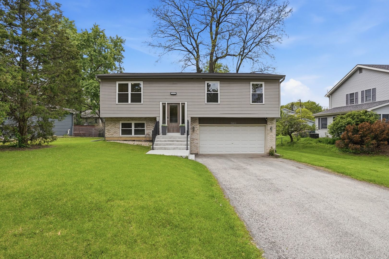 6212 Leonard Avenue, Downers Grove, IL 60516