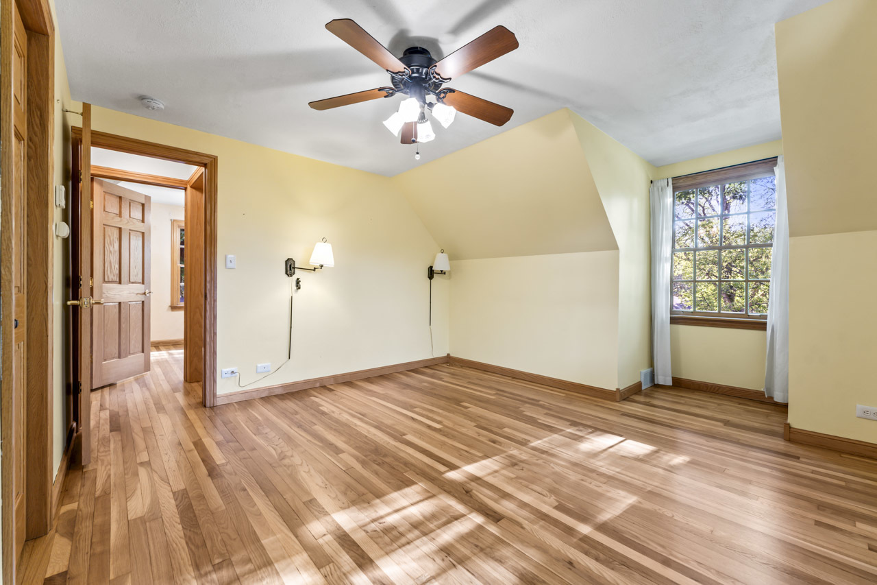 107 N Elmhurst Avenue, Mount Prospect, IL 60056