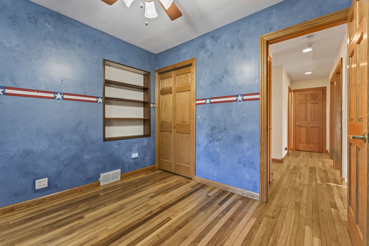 107 N Elmhurst Avenue, Mount Prospect, IL 60056