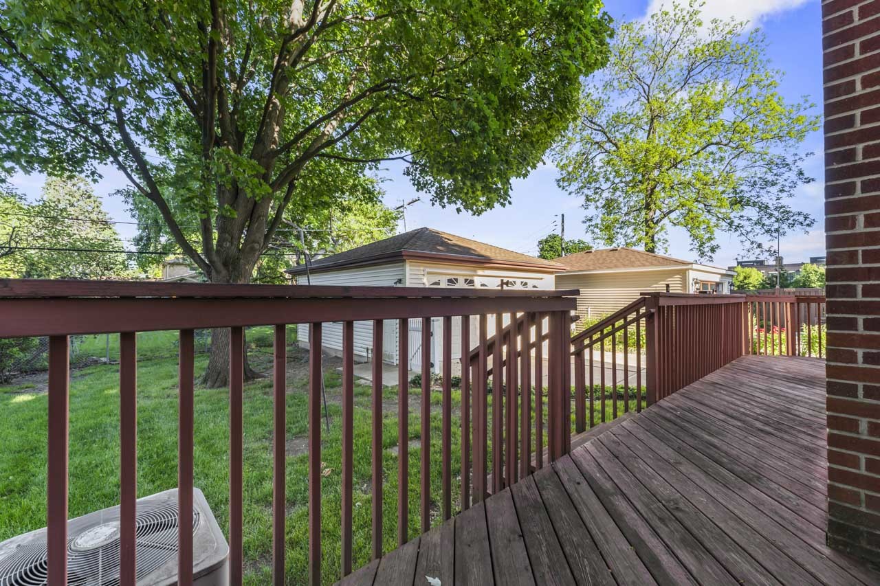 107 N Elmhurst Avenue, Mount Prospect, IL 60056