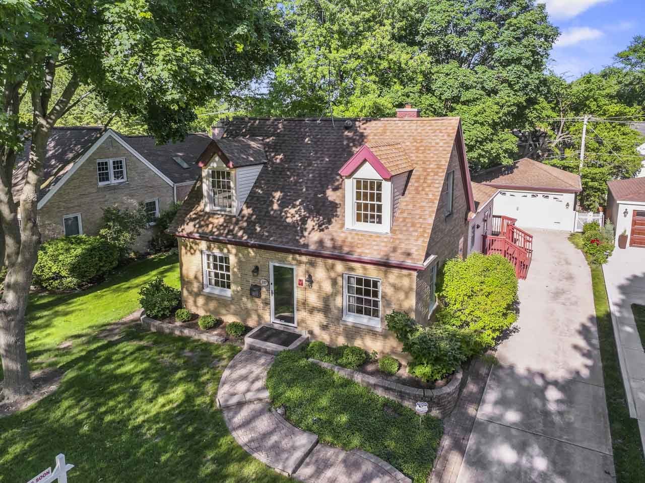 107 N Elmhurst Avenue, Mount Prospect, IL 60056