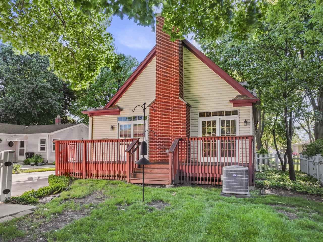 107 N Elmhurst Avenue, Mount Prospect, IL 60056