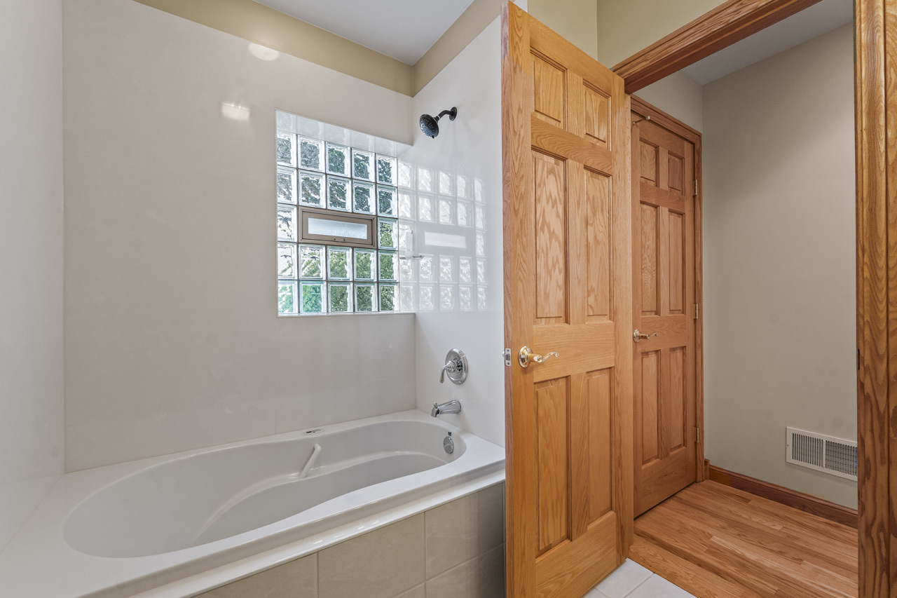 107 N Elmhurst Avenue, Mount Prospect, IL 60056