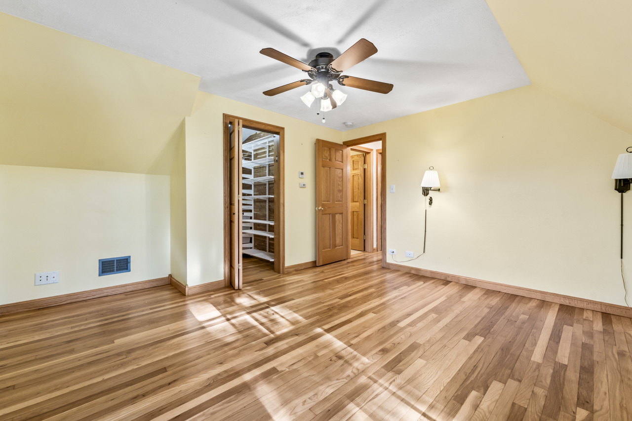 107 N Elmhurst Avenue, Mount Prospect, IL 60056
