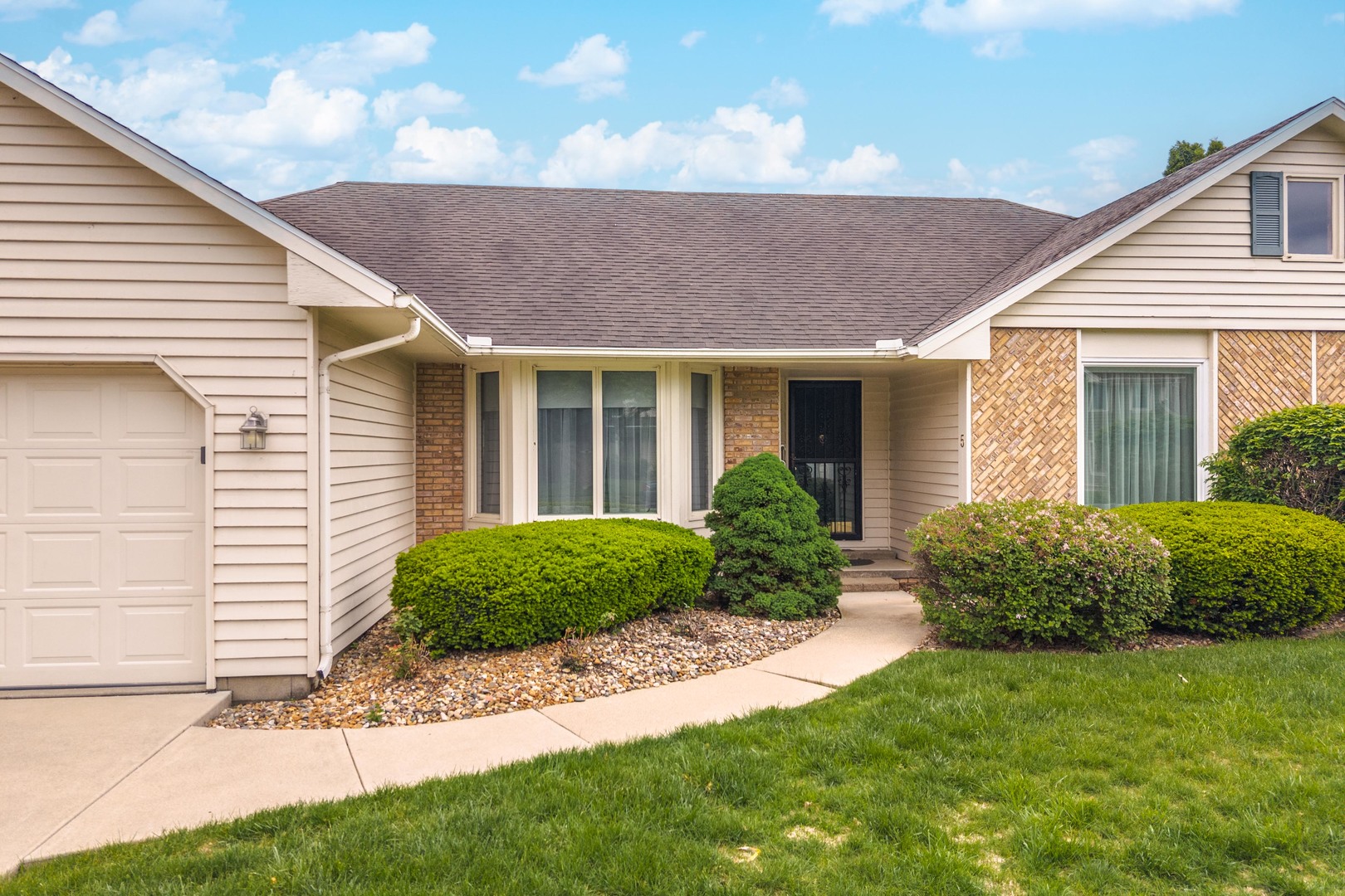 5 Downing Circle, Bloomington, IL 61704
