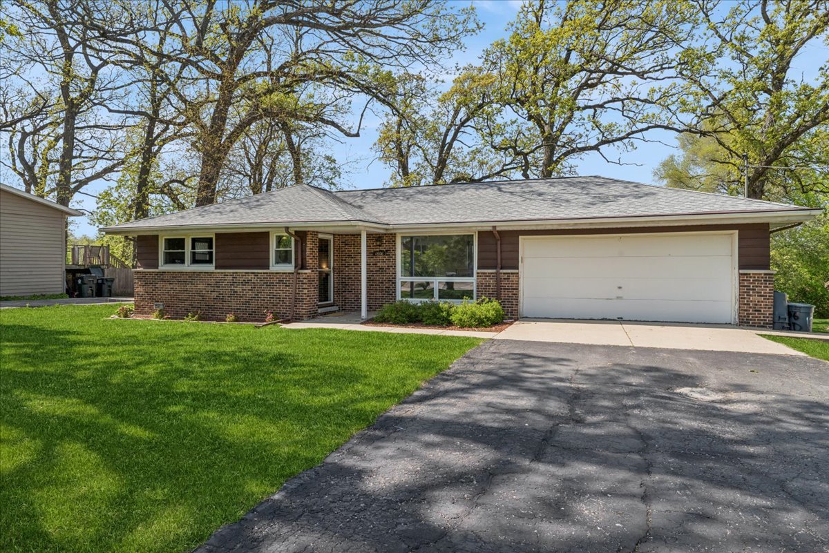 1806 Hazelwood Drive, Lindenhurst, IL 60046
