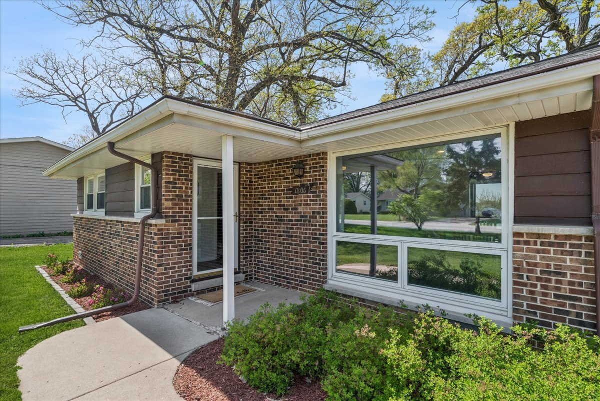1806 Hazelwood Drive, Lindenhurst, IL 60046